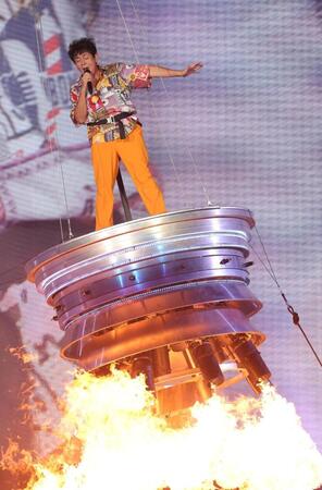　派手なパフォーマンスを披露するＴＵＢＥ・前田亘輝（撮影・佐々木彰尚）