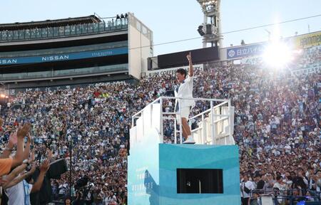 　熱唱するＴＵＢＥ・前田亘輝（撮影・佐々木彰尚）