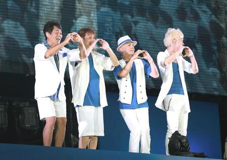 　ライブのスタートでポーズを決める（左から）前田亘輝、松本玲二、角野秀行、春畑道哉