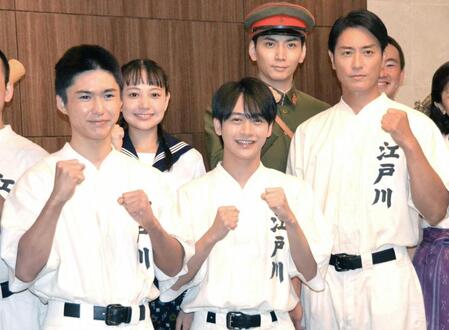 　気合が入る（左から）岡﨑彪太郎、藤井直樹、永井大