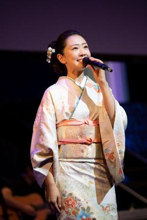 　故郷の山形・鶴岡市でデビュー１０周年記念コンサートを行った羽山みずき