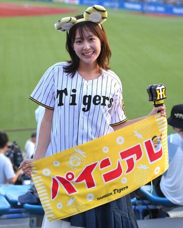 【写真】外野席に「ミス・アース・ジャパン」が！「パインアレ」タオル手にした勝利の女神