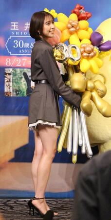 　バルーンの花束を受け取るももいろクローバーＺ・玉井詩織