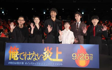 　手を振る（左から）山田篤宏監督、夏川結衣、阿部寛、芦田愛菜、藤原大祐、板倉俊之（撮影・佐々木彰尚）