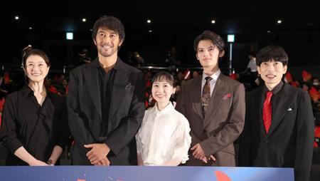 　舞台あいさつに登場した（左から）夏川結衣、阿部寛、芦田愛菜、藤原大祐、板倉俊之（撮影・佐々木彰尚）