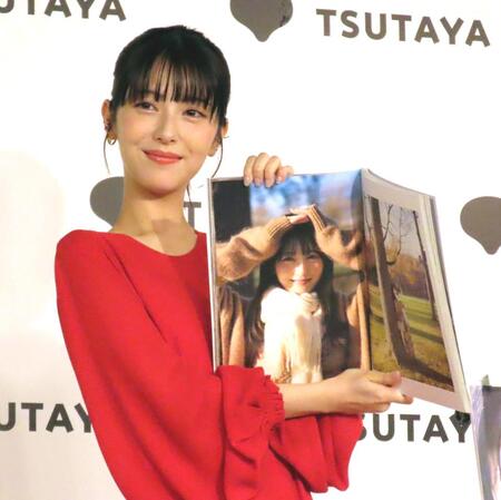 　写真集のお気に入りカットを公開する浜辺美波