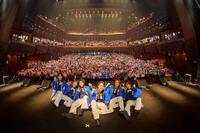 　初ツアー最終日のステージでファンと写真撮影するＭＡＴＳＵＲＩ