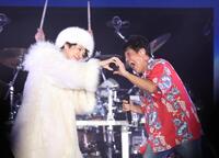 　広瀬香美（左）と歌うＴＵＢＥ・前田亘輝（撮影・佐々木彰尚）