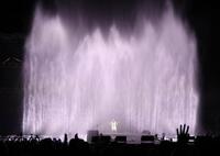 　大噴水の中、熱唱するＴＵＢＥ・前田亘輝（撮影・佐々木彰尚）