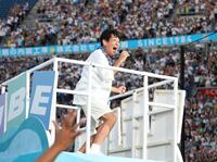 熱唱するＴＵＢＥの前田亘輝＝横浜スタジアム（撮影・佐々木彰尚）