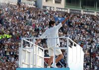 　熱いパフォーマンスを見せるＴＵＢＥ・前田亘輝（撮影・佐々木彰尚）