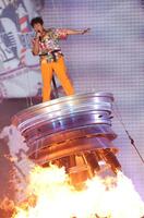 　派手なパフォーマンスを披露するＴＵＢＥ・前田亘輝（撮影・佐々木彰尚）