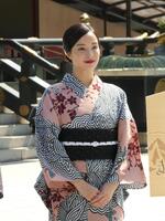 　写真撮影に応じる広瀬すず