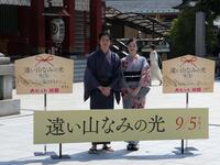 　写真撮影に応じる（左から）松下洸平、広瀬すず