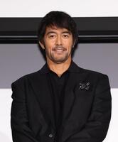 　舞台あいさつに登場した阿部寛（撮影・佐々木彰尚）