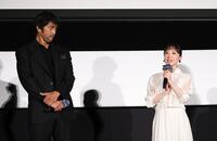 　舞台あいさつに登場した阿部寛（左）と芦田愛菜（撮影・佐々木彰尚）