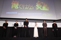 　舞台あいさつに登場した（左から）山田篤宏監督、夏川結衣、阿部寛、芦田愛菜、藤原大祐、板倉俊之（撮影・佐々木彰尚）