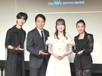 　フォトセッションで笑顔を見せる（左から）原田波人、三山ひろし、グランプリに輝いた生田瑚桃さん、田中あいみ