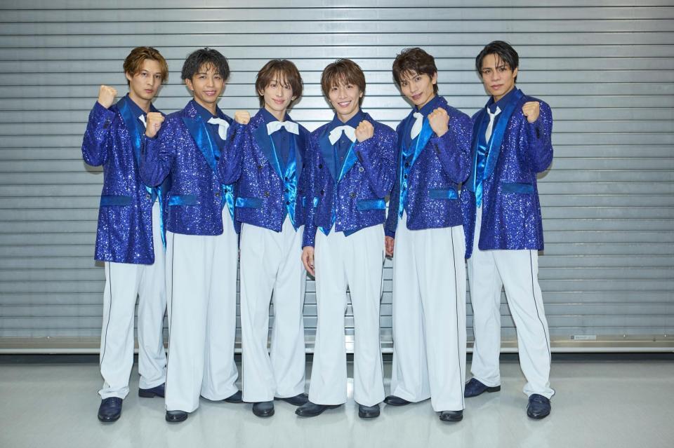 　初ツアー最終公演の開演前に意気込むＭＡＴＳＵＲＩの（左から）渡辺真、橋爪健二、小野寺翼、松岡卓弥、鈴木渉、柳田優樹