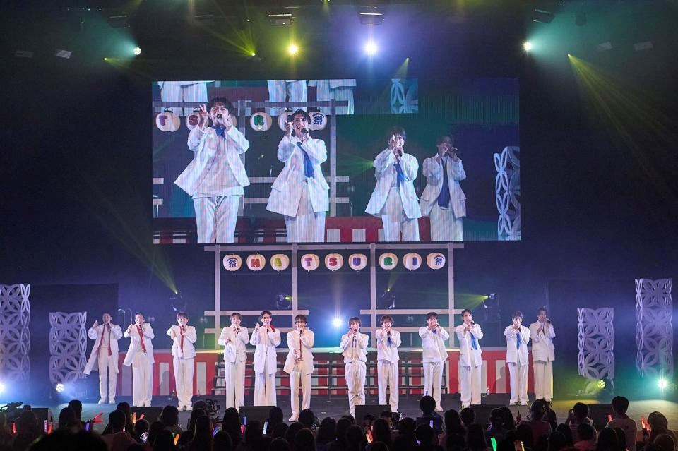 　ゲスト登場したＳＨＯＷ－ＷＡと歌唱するＭＡＴＳＵＲＩ