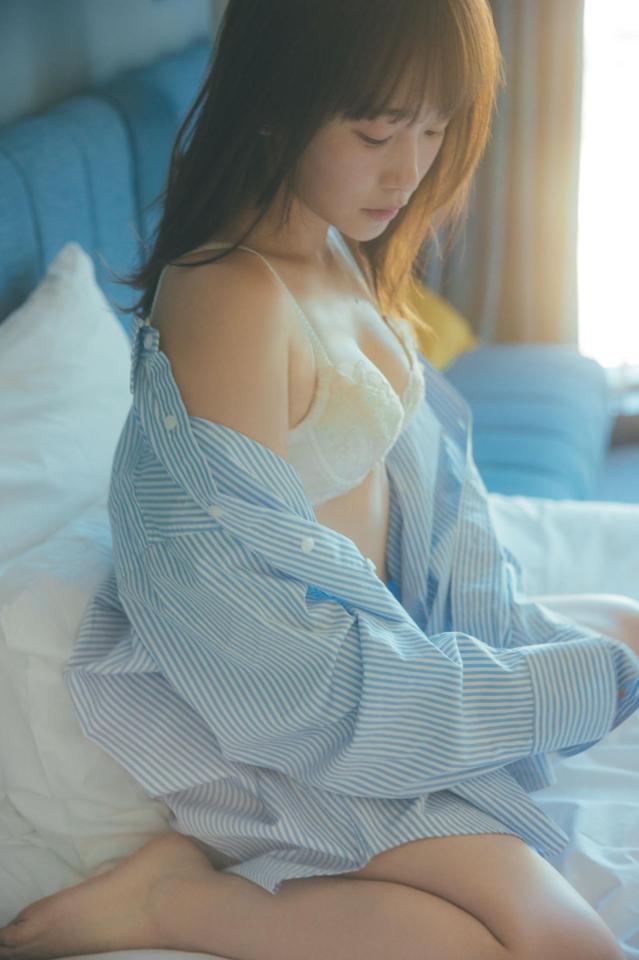 　「川栄李奈　１ｓｔ写真集　ｙｏｕｐｈｏｒｉａ」（主婦と生活社）内カット（撮影：東京祐）
