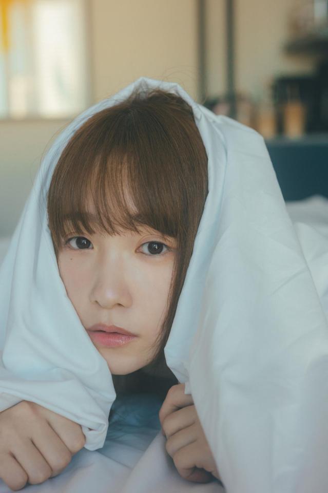 　「川栄李奈　１ｓｔ写真集　ｙｏｕｐｈｏｒｉａ」（主婦と生活社）内カット（撮影：東京祐）