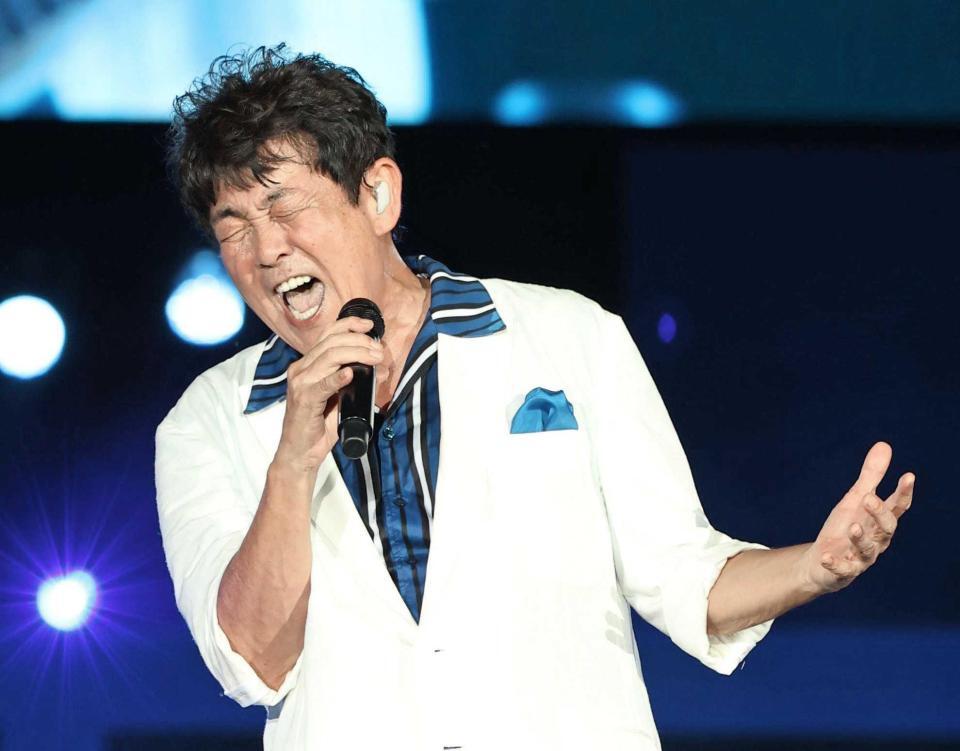 　熱唱するＴＵＢＥ・前田亘輝（撮影・佐々木彰尚）