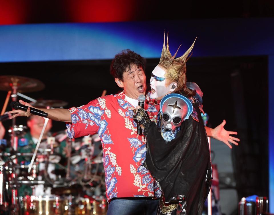 　聖飢魔Ⅱ・デーモン閣下と歌うＴＵＢＥ・前田亘輝（撮影・佐々木彰尚）