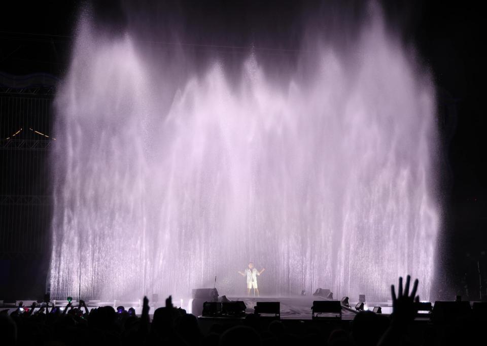 　大噴水の中、熱唱するＴＵＢＥ・前田亘輝（撮影・佐々木彰尚）