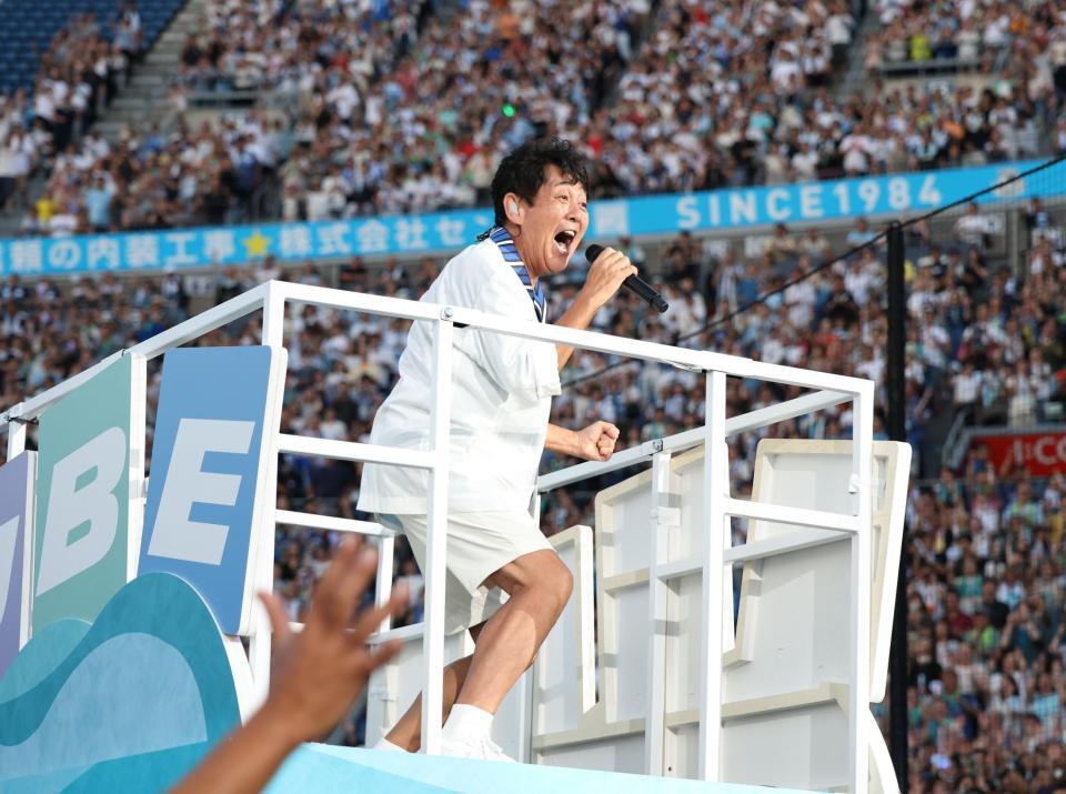熱唱するＴＵＢＥの前田亘輝＝横浜スタジアム（撮影・佐々木彰尚）
