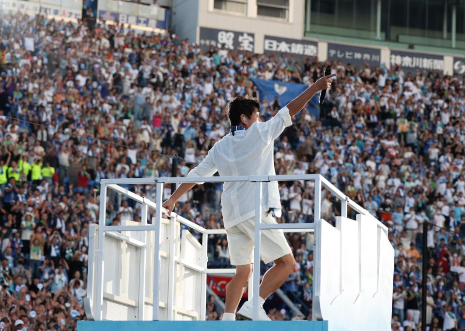 　熱いパフォーマンスを見せるＴＵＢＥ・前田亘輝（撮影・佐々木彰尚）