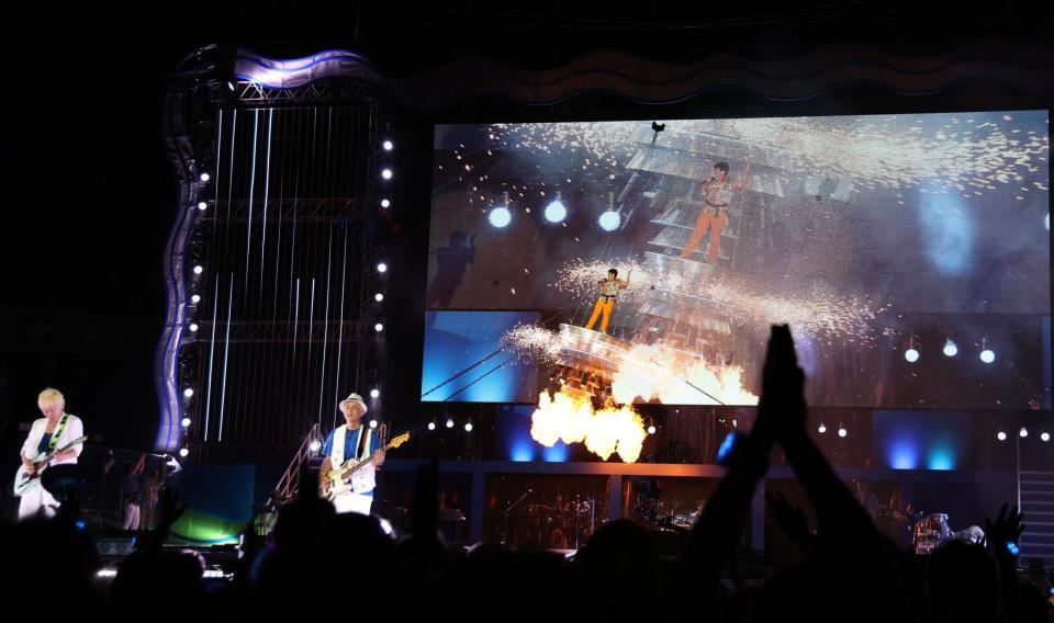 　派手なパフォーマンスを披露するＴＵＢＥ（撮影・佐々木彰尚）