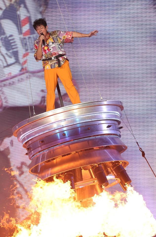 　派手なパフォーマンスを披露するＴＵＢＥ・前田亘輝（撮影・佐々木彰尚）