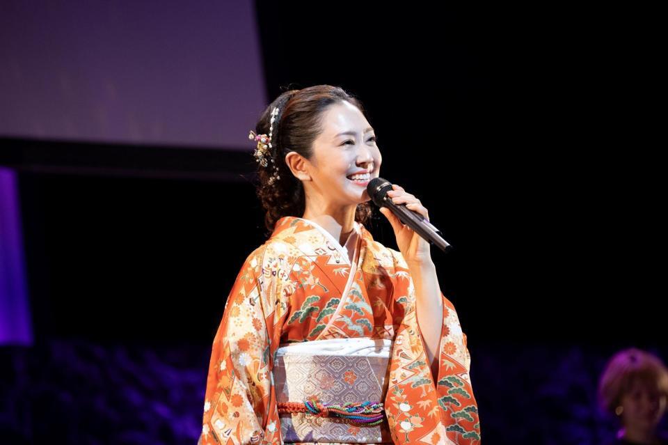 　地元の山形・鶴岡市でデビュー１０周年コンサートを行った羽山みずき