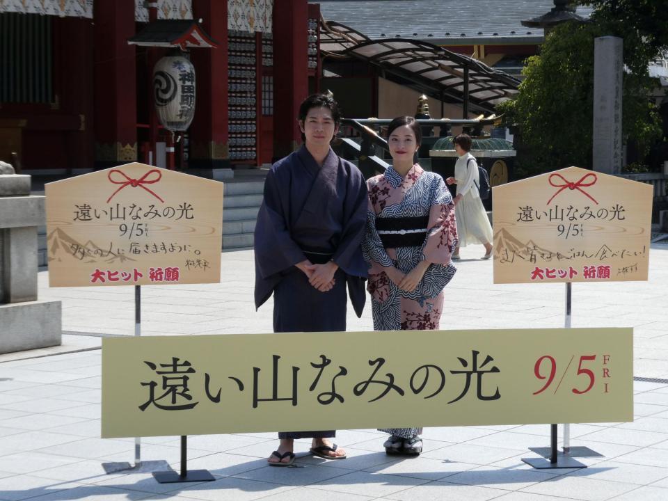 　写真撮影に応じる（左から）松下洸平、広瀬すず