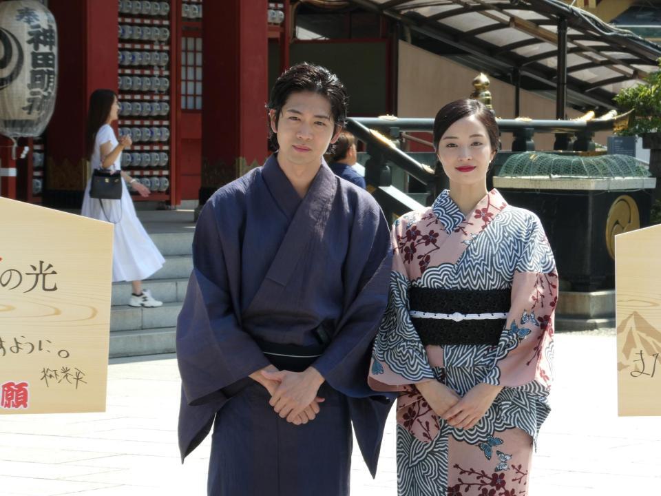 　写真撮影に応じる（左から）松下洸平、広瀬すず