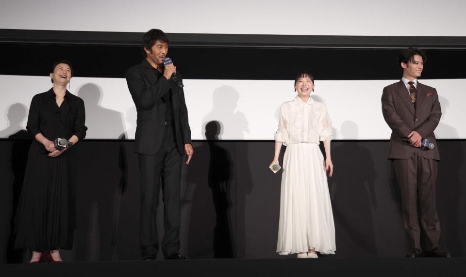 　舞台あいさつに登場した（左から）夏川結衣、阿部寛、芦田愛菜、藤原大祐（撮影・佐々木彰尚）