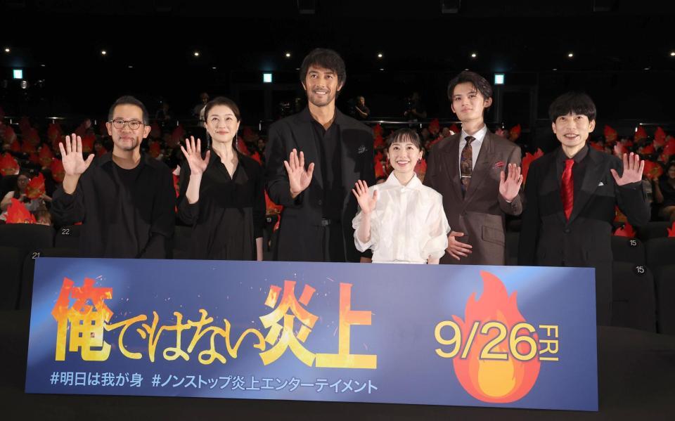 　手を振る（左から）山田篤宏監督、夏川結衣、阿部寛、芦田愛菜、藤原大祐、板倉俊之（撮影・佐々木彰尚）