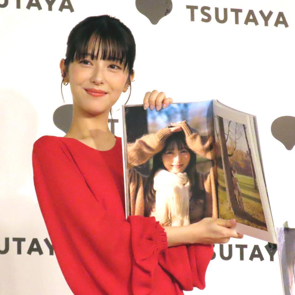 　写真集のお気に入りカットを公開する浜辺美波