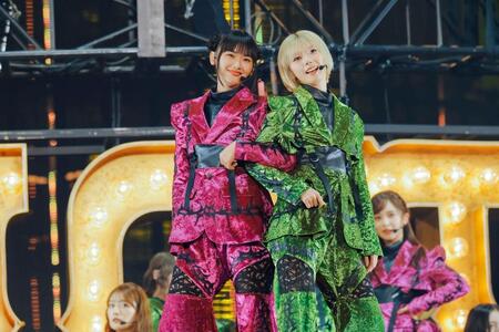 　腕を組む櫻坂４６の山﨑天（左）と藤吉夏鈴　ⒸＳｅｅｄ＆Ｆｌｏｗｅｒ　ＬＬＣ