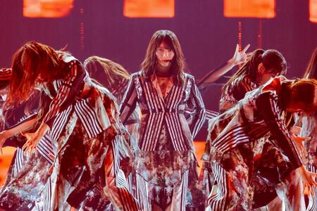 　パフォーマンスする櫻坂４６の森田ひかる（中央）　ⒸＳｅｅｄ＆Ｆｌｏｗｅｒ　ＬＬＣ