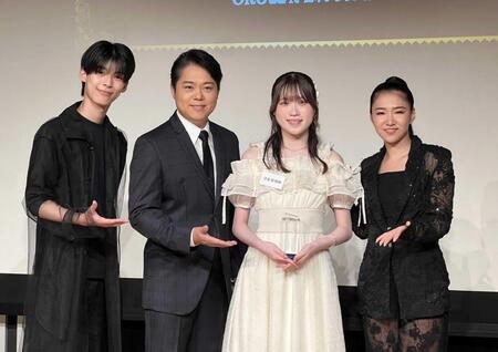 　笑顔を見せる（左から）原田波人、三山ひろし、グランプリに輝いた生田瑚桃さん、田中あいみ