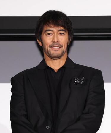 　舞台あいさつに登場した阿部寛（撮影・佐々木彰尚）