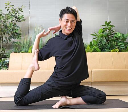　得意なヨガを披露する木村拓也アナウンサー