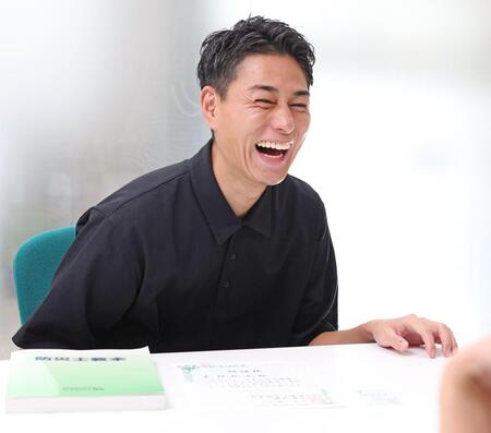 　インタビュー中も笑顔が絶えない木村拓也アナウンサー（撮影・吉澤敬太）