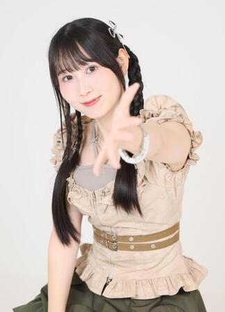 　ポーズを決めるＳＫＥ４８・井上瑠夏（撮影・石井剣太郎）