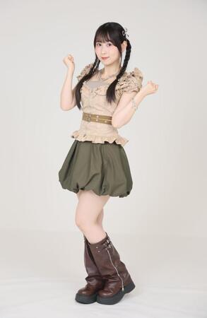 　ポーズを決めるＳＫＥ４８・井上瑠夏（撮影・石井剣太郎）