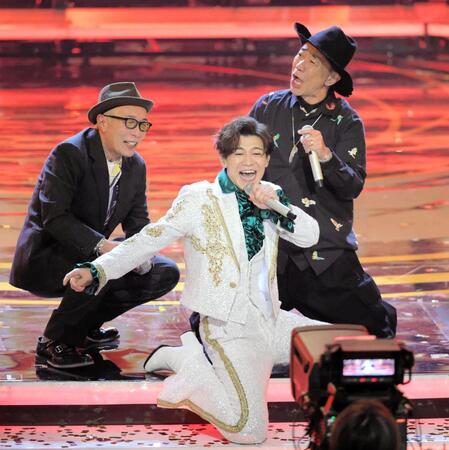 　昨年の紅白歌合戦で熱演する新浜レオン＝ＮＨＫホール