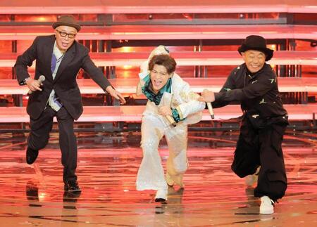 昨年の紅白歌合戦で熱演する新浜レオン＝ＮＨＫホール