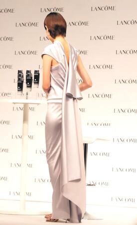 　華やかなドレス姿で登場した戸田恵梨香